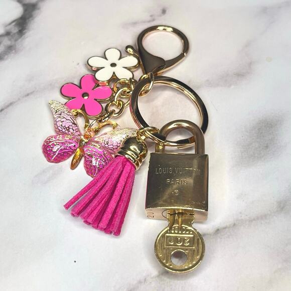 Louis Vuitton Lock & Key #201 w/ a Pink Butterfly, Daisy, Tassel Charm Keychain - Picture 2 of 5